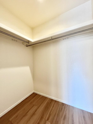 ���̑��@�����`Walk-in Closet�`�@�K�v�Ȃ��̂�R�[�f�B�l�[�g���ꗗ���Ċm�F�ł��A�g�x�x�⏀�����Z���ԂōςރE�H�[�N�C���N���[�[�b�g��ݒu���܂����B�Ƃ̒�����������Ƃ�����֗��Ȏ��[�X�y�[�X�ł��B