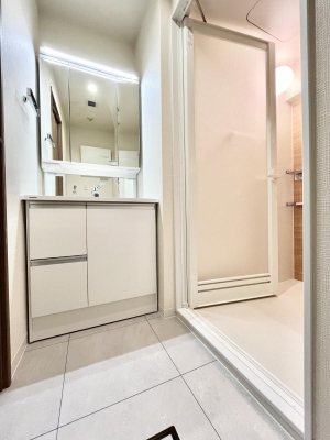 ���ʑ�E���ʏ��@�����`Dressing Room�`�@����������F�����œ��ꂳ��Ă���ƁA�X�b�L���Ɛ�������ۂ������܂��B���̗��ɂ͂����Ղ�Ǝ��[�X�y�[�X��W�������I�����́A�V���v�����@�\�����d�����āB