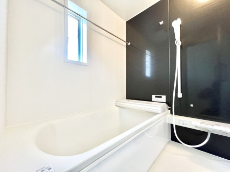 �����@�������T�������`Bath Room�`�@����L�΂��ē������邱�Ƃ��\�I����̔�������M�d�ȃo�X�^�C���ł��B���q�l�Ƃ��ꏏ�ł��\���ȍL���Ȃ̂ŁA���r���O�Ƃ͈�����Ƒ��c�R�̂ЂƎ������y���݂��������܂��B