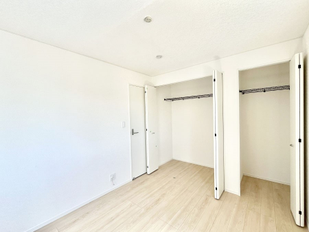 �Q���@�������T�������`Bed Room�`  �S�����ɂ͎��[�N���[�[�b�g�������I���i�g���̂��m���⏬���͂������A�G�ߕ��̂��m���Ȃǂ���������Ɛ������ڂ����܂������܂��B  ������Ԃ��L���g�p�ł��܂��ˁB