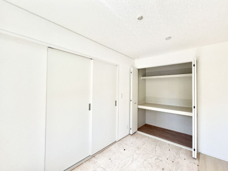���̑����ρ@�������T�������`Japanese Room�`�@LDK�אڂ̘a���́A�A�C���������Ȃǉ��l�̉Ǝ��X�y�[�X�Ƃ��āA�܂������Ȃ��q�l�̂��邲�ƒ�ł͂����Q�₨�ނւ��̏�Ƃ��Ă����p���������܂��B
