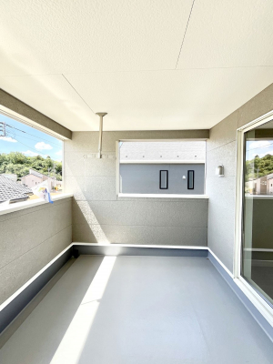 �o���R�j�[�@�������T�������`Balcony�`�@�C���i�[�o���R�j�[�͐��󕨂������X�y�[�X�Ƃ��ċ}�ȉJ�Ő��󕨂��G��Ă��܂��̂�h���ł���܂����`�F�A�ł��낢����A�Ăɂ͎�����C�ɂ����r�j�[���v�[�����y���߂܂��ˁ�