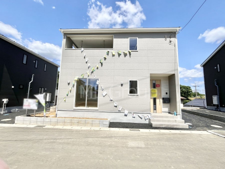 ���n�O�ώʐ^�@�O�ρ��T�������`Exterior�`  �ՐÂȏZ��n�Ŏq��ĉƑ��Ƀs�b�^���B  �����̂��U�������K�ȗ΂Ɍb�܂ꂽ�G���A�ŁA���R�ɕ�܂ꂽ���₩�ȕ�炵���������邽�߂́A��Ƃ肠��Z���������Ă��܂��B