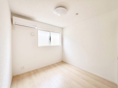 �Q���@�����`Bed Room�`�@�u��������������l�v�Ƃ��v�w�ł�����肭�낰��WIC�t���̐Q���B�����̉Ǝ��₨�d���ɔ�ꂽ���̓t�J�t�J�̃x�b�g�Ŗ�����Ă��������B��CG���H�ς݁@��CG���H�ς�