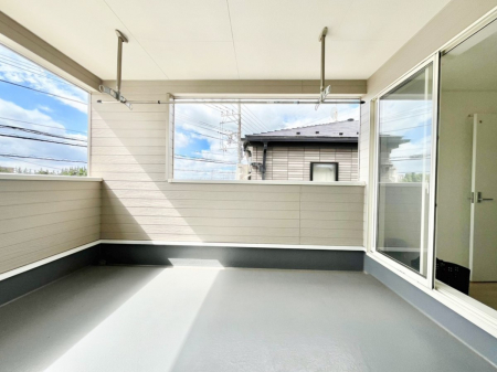�o���R�j�[�@�����`Balcony�`�@�C���i�[�o���R�j�[�͐��󕨂������X�y�[�X�Ƃ��ċ}�ȉJ�Ő��󕨂��G��Ă��܂��̂�h���ł���܂����`�F�A�ł��낢����A�Ăɂ͎�����C�ɂ����r�j�[���v�[�����y���߂܂��ˁ�