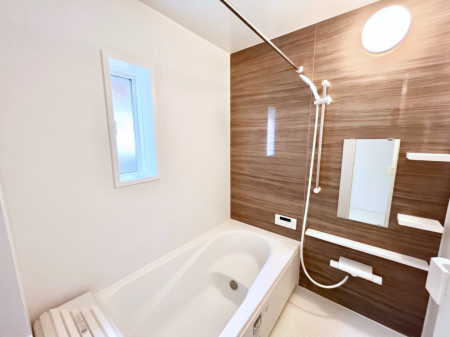 �����@�����`Bath Room�`�@���t���̃o�X���[���́A�̌������薾�邭�C�����̗ǂ���Ԃł��B�������邱�ƂŁA���C�����ǍD�B������芰����o�X���[���ŁA�����̃o�X�^�C�����y���݂ɂȂ肻���ł��B��CG���H�ς�