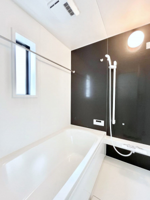 �����@������1�������`Bath Room�`�@���t���̃o�X���[���́A�̌������薾�邭�C�����̗ǂ���Ԃł��B�������邱�ƂŁA���C�����ǍD�B������芰����o�X���[���ŁA�����̃o�X�^�C�����y���݂ɂȂ肻���ł��B