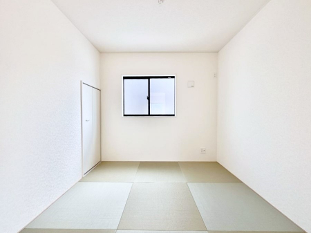 ���̑����ρ@������1�������`Japanese Room�`�@LDK�אڂ̎q�オ��́A�A�C���������Ȃǉ��l�̉Ǝ��X�y�[�X�Ƃ��āA�܂������Ȃ��q�l�̂��邲�ƒ�ł͂����Q�₨�ނւ��̏�Ƃ��Ă����p���������܂��B