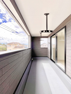 �o���R�j�[�@������1�������`Balcony�`  �傫�ȋ�Ɉ͂܂ꂽ�C�����̂����ƁB  �o���R�j�[��`�������ň��|�I�ȊJ�����ɕ�܂�܂��B  �o���R�j�[�͗z���������݂��z�c����󕨂��C�����悭�������Ƃ��ł��܂��B