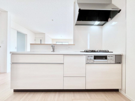 �L�b�`���@������1�������`Kitchen�`�@��b���e�ރ��r���O�A�������������Ȃ�L�b�`���B�Ƃ́A�������������ł͂Ȃ��A��炵��������A���K�ɂ���ꏊ�B�Ί�̖����A���炬�̓��X�̂��߂ɁA�ŐV�̐ݔ��E�d�l���̗p�B