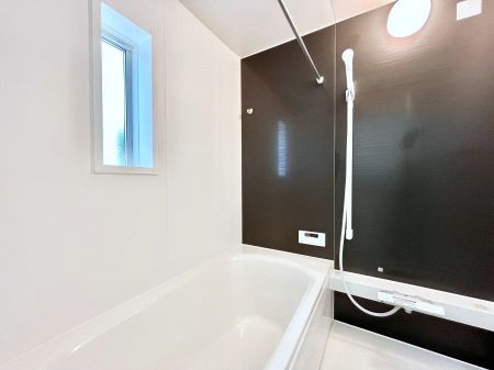 �����@������3�������`Bath Room�`�@����L�΂��ē������邱�Ƃ��\�I����̔�������M�d�ȃo�X�^�C���ł��B���q�l�Ƃ��ꏏ�ł��\���ȍL���Ȃ̂ŁA���r���O�Ƃ͈�����Ƒ��c�R�̂ЂƎ������y���݂��������܂��B