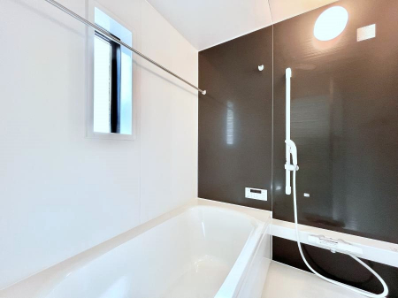�����@������4�������`Bath Room�`�@�������������͋C�̗����Ŗ����Ɍ����ă��t���b�V���B���������@�\���t���Ă���̂ŗׂ̐���@�u����Ő􂢏オ�������󕨂��A�J�̓����V�C���C�ɂ������������邱�Ƃ��\�ł��B