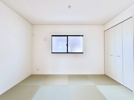 ���̑����ρ@������4�������`Japanese Room�`�@LDK�אڂ̎q�オ��́A�A�C���������Ȃǉ��l�̉Ǝ��X�y�[�X�Ƃ��āA�܂������Ȃ��q�l�̂��邲�ƒ�ł͂����Q�₨�ނւ��̏�Ƃ��Ă����p���������܂��B
