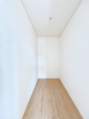 ���̑��@������4�������`Walk-in Closet�`�@��������̗m���������Ă��V���ɂȂ�ɂ����E�H�[�N�C���N���[�[�b�g�B�m���ȊO�ɂ��A���i�g��Ȃ��Ɠd��X�[�c�P�[�X�A�X�g�b�N�i�Ȃǉ��ł��Еt����������Ԃł��B