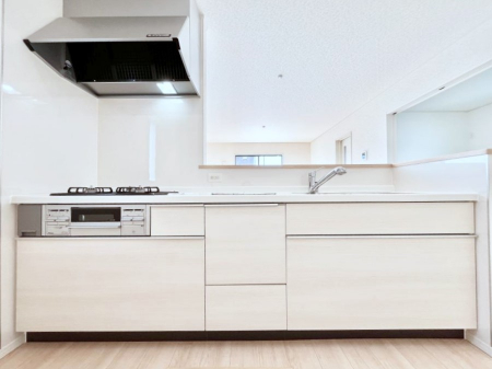 �L�b�`���@������4�������`Kitchen�`�@��b���e�ރ��r���O�A�������������Ȃ�L�b�`���B�Ƃ́A�������������ł͂Ȃ��A��炵��������A���K�ɂ���ꏊ�B�Ί�̖����A���炬�̓��X�̂��߂ɁA�ŐV�̐ݔ��E�d�l���̗p�B