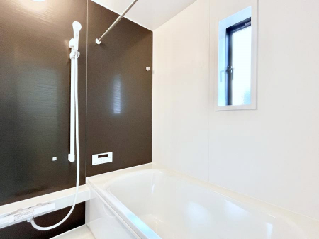 �����@������5�������`Bath Room�`�@����L�΂��ē������邱�Ƃ��\�I����̔�������M�d�ȃo�X�^�C���ł��B���q�l�Ƃ��ꏏ�ł��\���ȍL���Ȃ̂ŁA���r���O�Ƃ͈�����Ƒ��c�R�̂ЂƎ������y���݂��������܂��B