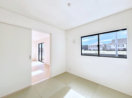 ���̑����ρ@������5�������`Japanese Room�`�@LDK�אڂ̘a���́A�A�C���������Ȃǉ��l�̉Ǝ��X�y�[�X�Ƃ��āA�܂������Ȃ��q�l�̂��邲�ƒ�ł͂����Q�₨�ނւ��̏�Ƃ��Ă����p���������܂��B