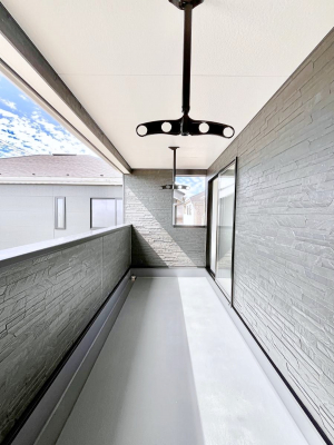 �o���R�j�[�@������5�������`Balcony�`�@�C���i�[�o���R�j�[�Ȃ̂ŉJ�ł����󕨂����������o���āA���ʂ�������̂Ŋ������ǂ��A�������X�y�[�X�Ƃ��ďd�󂵂܂��B�Ƒ��S�����̐��󕨂���C�Ɋ����܂��B