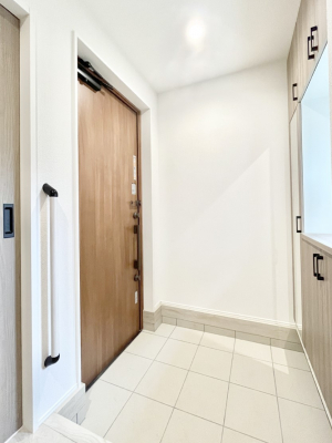 ���ց@������1�������`Entrance�`�@���ւ͉Ƒ��������o���肵�A���q�l�����}������u�������̊�v�����邭��������Ƃ�����ԂŁA���ł��C�����悭���q�l�����o�}���ł���A�������̂��錺�ւł���  