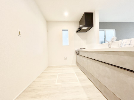 �L�b�`���@������1�������`Kitchen�` ���������o�₷���L�b�`�������C�h�^�C�v�Ȃ�X�b�L���������܂��B��Ƃ�̂���L�����m�ۂ��Ă���A���Ƒ��݂�Ȃŕ���Œ������y���߂���K�ȋ�Ԃł��B  