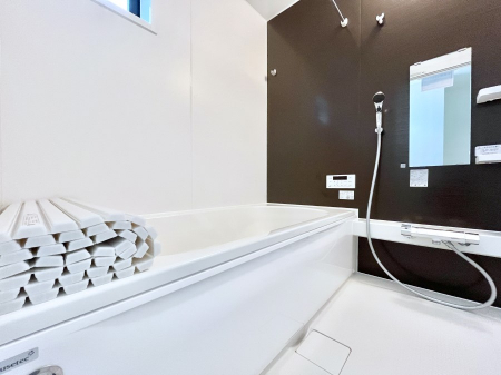 �����@������1�������`Bath Room�`�@����L�΂��ē������邱�Ƃ��\�I����̔�������M�d�ȃo�X�^�C���ł��B���q�l�Ƃ��ꏏ�ł��\���ȍL���Ȃ̂ŁA���r���O�Ƃ͈�����Ƒ��c�R�̂ЂƎ������y���݂��������܂��B