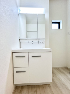 ���ʑ�E���ʏ��@������1�������`Dressing Room�`�@�\���ȑ傫���̐��ʑ�͎��[�����鎖�Ȃ���A�g�����Ȃ݃`�F�b�N�⎕�����ȂǁA���̍Q�����������Ԃł��z�e�����C�N�ȃX�y�[�X�ŗ]�T�Ƃ�Ƃ�������Ē����܂��B