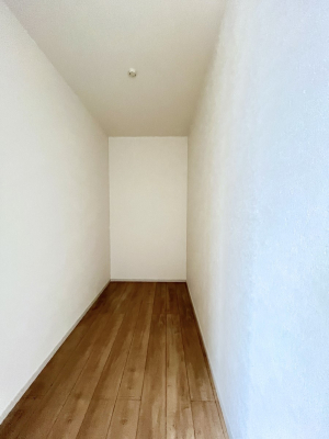 ���̑��@������2�������`Walk-in Closet�`�@�ߑ��P�[�X�⃉�b�N�����R�ɔz�u�ł��鉜�s���̂���E�H�[�N�C���N���[�[�b�g�B�G�߂̈ߗނ�傫�߂̉ו����܂Ƃ߂��Y��ɐ����ł��A�������̐��������X�b�L���B���܂�