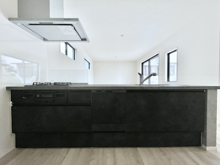 �L�b�`���@������3�������`Kitchen�`�@��b���e�ރ��r���O�A�������������Ȃ�L�b�`���B�Ƃ́A�������������ł͂Ȃ��A��炵��������A���K�ɂ���ꏊ�B�Ί�̖����A���炬�̓��X�̂��߂ɁA�ŐV�̐ݔ��E�d�l���̗p�B
