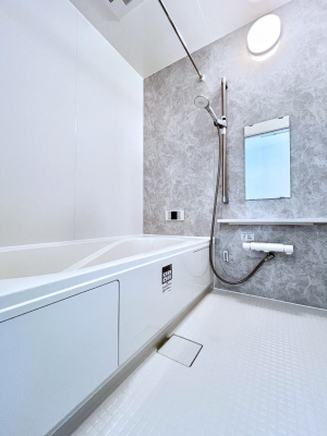 �����@������B�������`Bath Room�`�@����L�΂��ē������邱�Ƃ��\�I����̔�������M�d�ȃo�X�^�C���ł��B���q�l�Ƃ��ꏏ�ł��\���ȍL���Ȃ̂ŁA���r���O�Ƃ͈�����Ƒ��c�R�̂ЂƎ������y���݂��������܂��B