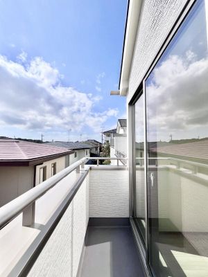 �o���R�j�[�@������B�������`Balcony�`�@�傫�ȋ�Ɉ͂܂ꂽ�C�����̂����ƁB�o���R�j�[��`�������ň��|�I�ȊJ�����ɕ�܂�܂��B�o���R�j�[�͗z���������݂��z�c����󕨂��C�����悭�������Ƃ��ł��܂��B