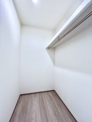 ���̑��@������B�������`Walk-in Closet�`�@��������̗m���������Ă��V���ɂȂ�ɂ����E�H�[�N�C���N���[�[�b�g�B�m���ȊO�ɂ��A���i�g��Ȃ��Ɠd��X�[�c�P�[�X�A�X�g�b�N�i�Ȃǉ��ł��Еt����������Ԃł��B