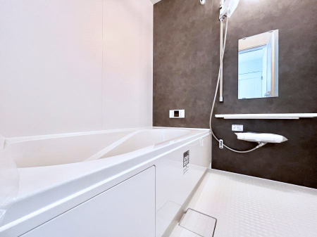 �����@������A�������`Bath Room�`�@����L�΂��ē������邱�Ƃ��\�I����̔�������M�d�ȃo�X�^�C���ł��B���q�l�Ƃ��ꏏ�ł��\���ȍL���Ȃ̂ŁA���r���O�Ƃ͈�����Ƒ��c�R�̂ЂƎ������y���݂��������܂��B