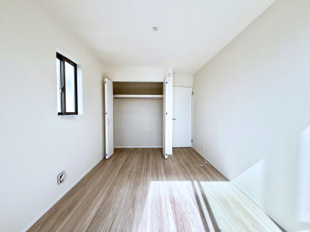 �q�������@������A�������`Bed Room�`�@�q�������͂��q�l�ɂƂ��đ�Ϗd�Ȗ���������܂��B�q����l�ŉ߂�����Ԃ�^���邱�ƂŁA�h���׋����Ԃ����R�Ƒ����܂����畔���̕Еt����|���Ȃǂ��������ƂɌq����܂��B