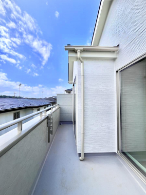 �o���R�j�[�@������A�������`Balcony�`�@�傫�ȋ�Ɉ͂܂ꂽ�C�����̂����ƁB�o���R�j�[��`�������ň��|�I�ȊJ�����ɕ�܂�܂��B�o���R�j�[�͗z���������݂��z�c����󕨂��C�����悭�������Ƃ��ł��܂��B
