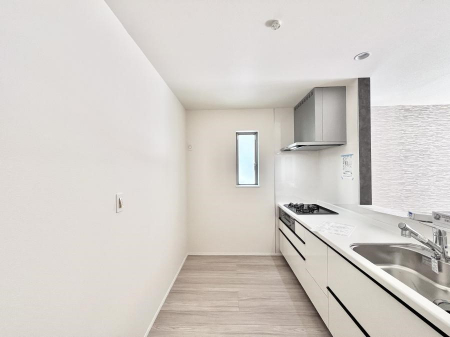 �L�b�`���@������A�������`Kitchen�`�@���R�������鑋�̂���L�b�`���������g���ꏊ�����炱���A�g��������l�����܂����B�������Ƃ����L�b�`���R�[�i�[�͎����L���Ȏd�オ��ƂȂ��Ă���܂��B