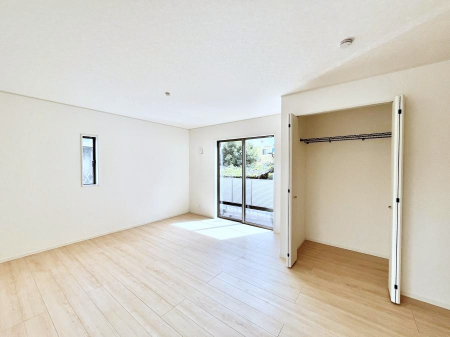 ���r���O�@���R������荞�܂�A�Ƒ��c���̏ꏊ�𖾂邭���o