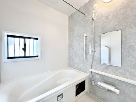 �����@�����`Bath Room�`�@�������Ƒ���L�΂��ē������邱�Ƃ��\�I����̔�������M�d�ȃo�X�^�C���ł��B���q�l�Ƃ��ꏏ�ł��\���ȍL���Ȃ̂ŁA���r���O�Ƃ͈�����Ƒ��c�R�̂ЂƎ������y���݂��������܂��B
