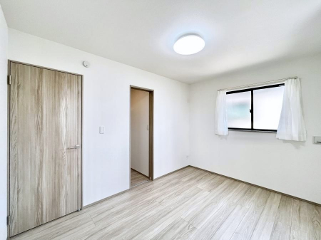 �q�������@�����`Bed Room�`�@�q�������͂��q�l�ɂƂ��đ�Ϗd�Ȗ���������܂��B�q����l�ŉ߂�����Ԃ�^���邱�ƂŁA�h���׋����Ԃ����R�Ƒ����܂����畔���̕Еt����|���Ȃǂ��������ƂɌq����܂��B