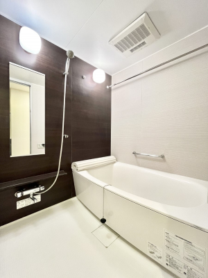 �����@�����`Bath Room�`�@�������������͋C�̗����Ŗ����Ɍ����ă��t���b�V���B���������@�\���t���Ă���̂ŗׂ̐���@�u����Ő􂢏オ�������󕨂��A�J�̓����V�C���C�ɂ������������邱�Ƃ��\�ł��B