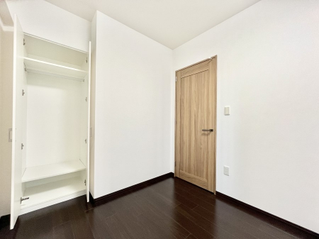 �Q���@�����`Bed Room�`�@�S�����Ɏ��[�N���[�[�b�g�������I���i�g���̂��m���⏬���͂������A�G�ߕ��̂��m���Ȃǂ���������Ɛ������ڂ����܂������܂��B������Ԃ����L���g�p�ł��A��������L�����p���������܂�