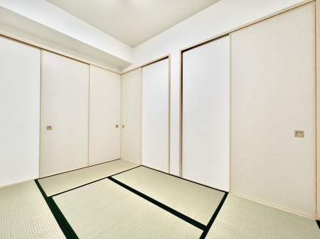 ���̑����ρ@�����`Japanese Room�`�@LDK�אڂ̘a���ł��났�̋�Ԃ������܂��B  �A�C���������ȂǉƎ��X�y�[�X�Ƃ��āA�܂������Ȃ��q�l�̂��邲�ƒ�ł͂����Q�₨�ނւ��̏�Ƃ��Ă����p���������܂��B  