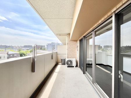 �o���R�j�[�@�����`Balcony�`�@������̃o���R�j�[�̑O�ɂ͉_�ȊO�ɑ��z���Ղ���̂�����܂���B�����󕨂������₷���A����薾�邭�C�����̂������������Ă��܂��B�g���₷���J���I�ȃo���R�j�[�ł���