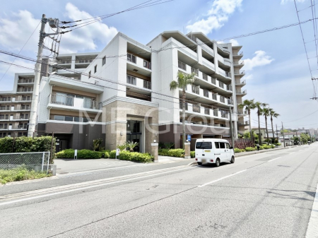 ���n�O�ώʐ^�@�O�ρ`Exterior�`�@��s���œ���̃X���[���C�t���΂Ɉ͂܂ꂽ�y�n�͓s��̌�����Y���ꂻ���B�l�G��ʂ��Ď��R�ƐG�ꍇ����X�|�b�g�����ӂɂ͐��肾������I���ӊ������킹�Ă��ē������Ē����܂��B