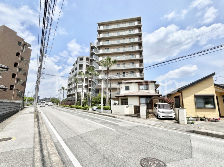 ���n�O�ώʐ^�@�O�ρ`Exterior�`�@�ՐÂȏZ��n�Ŏq��ĉƑ��Ƀs�b�^���B�����̂��U�������K�ȗ΂Ɍb�܂ꂽ�G���A�ŁA���R�ɕ�܂ꂽ���₩�ȕ�炵���������邽�߂́A��Ƃ肠��Z���������Ă��܂��B