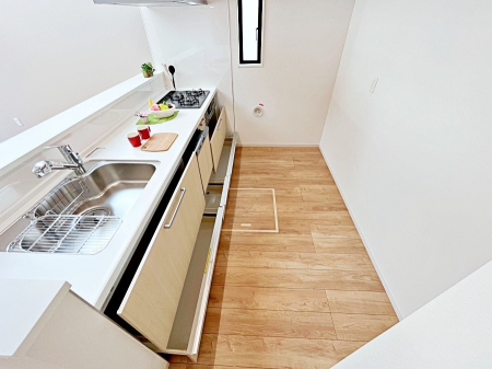 キッチン　内装■4号棟■　取出しスムーズで使いやすいスライド式収納♪リビングとの一体感が生まれ、広々空間を演出。  
