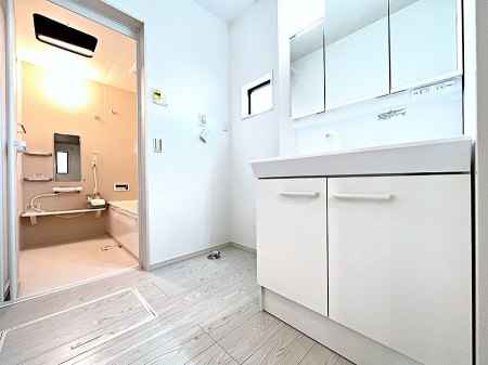 洗面台・洗面所　内装■1号棟■　明るく清潔感溢れるパウダールーム。毎日使う場所だからこそ、快適な空間がいいですね。  