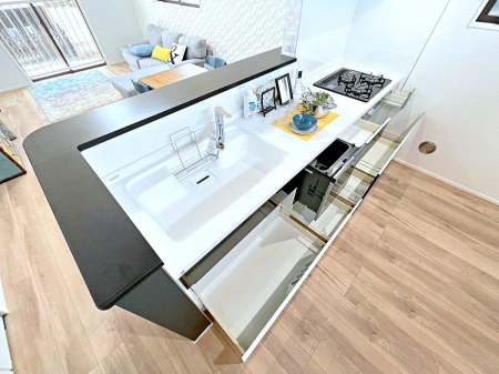 キッチン　内装■1号棟■　取出しスムーズで使いやすいスライド式収納♪リビングとの一体感が生まれ、広々空間を演出。  