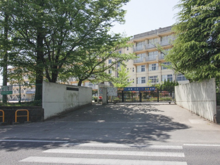 周辺環境　小学校 700m 松戸市立横須賀小学校