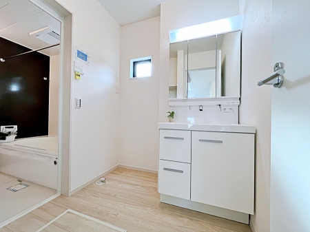洗面台・洗面所　内装■2号棟■　明るく清潔感溢れるパウダールーム。毎日使う場所だからこそ、快適な空間がいいですね。  