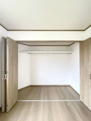[@`Closet`@ǖʃN[[bg΃^XuKvȂAôȂXbLԂێł܂BꂽXy[XLɊpłBG߂̈ߗނ̕iȂǂՂ[o܂ˁ